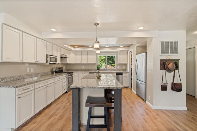 2642 Hawaiian Avenue, Medford, OR 97504