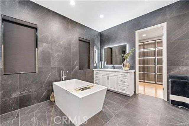 5482 Heritage Oak Drive, Lake Forest (el Toro), CA 92679