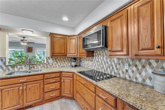 8 Hillcrest Drive, Holiday Island, AR 72631