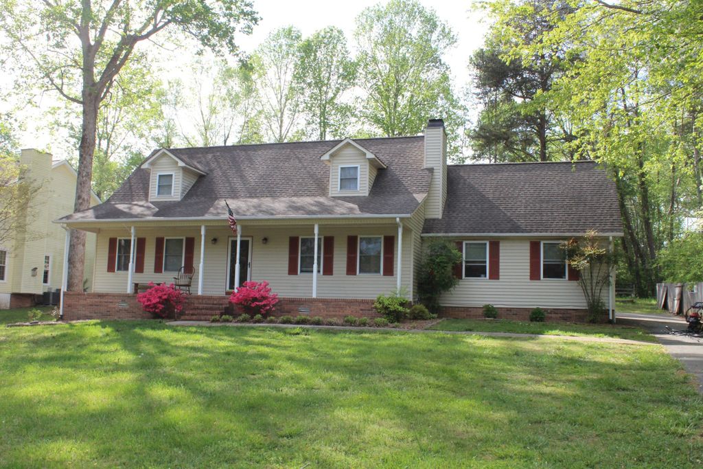 1719 Heathrow Dr, Cookeville, TN 38506