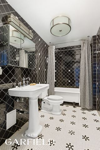 305 E 18TH Street, New York City, NY 10003