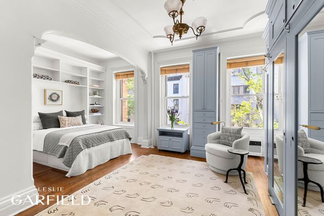 305 E 18TH Street, New York City, NY 10003