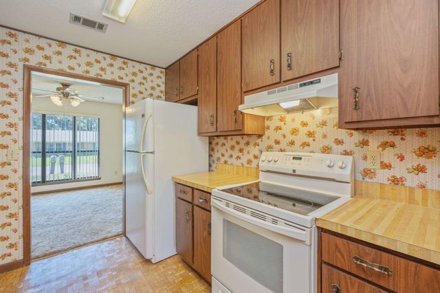 422 Fleetwood Drive, Mary Esther, FL 32569