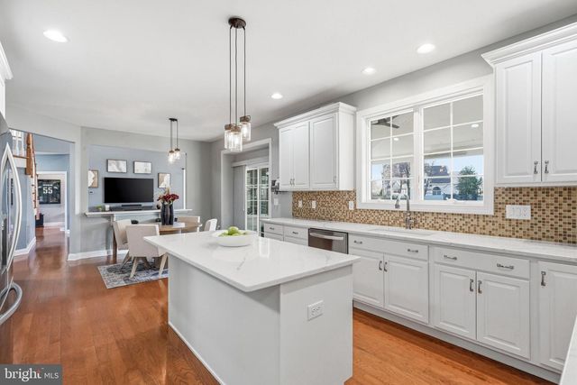 16 WINDERMERE DR, Moorestown, NJ 08057