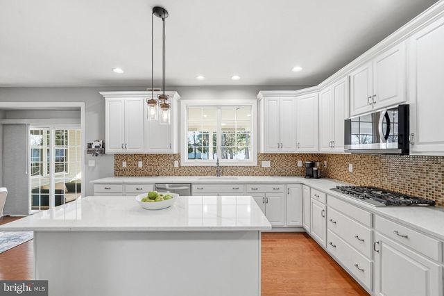 16 WINDERMERE DR, Moorestown, NJ 08057