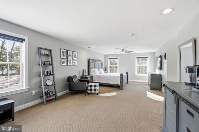 16 WINDERMERE DR, Moorestown, NJ 08057