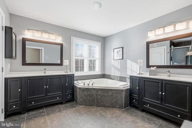 16 WINDERMERE DR, Moorestown, NJ 08057