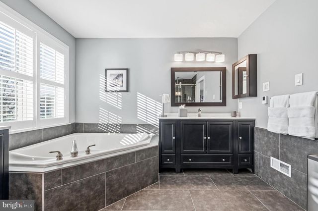 16 WINDERMERE DR, Moorestown, NJ 08057