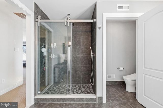 16 WINDERMERE DR, Moorestown, NJ 08057