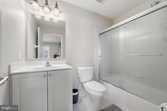 16 WINDERMERE DR, Moorestown, NJ 08057