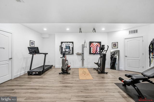 16 WINDERMERE DR, Moorestown, NJ 08057