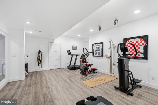 16 WINDERMERE DR, Moorestown, NJ 08057