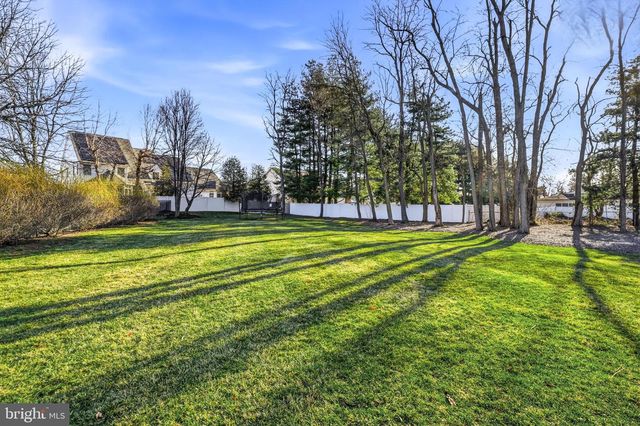 16 WINDERMERE DR, Moorestown, NJ 08057