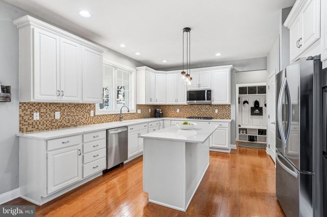 16 WINDERMERE DR, Moorestown, NJ 08057