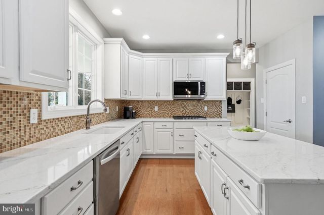 16 WINDERMERE DR, Moorestown, NJ 08057