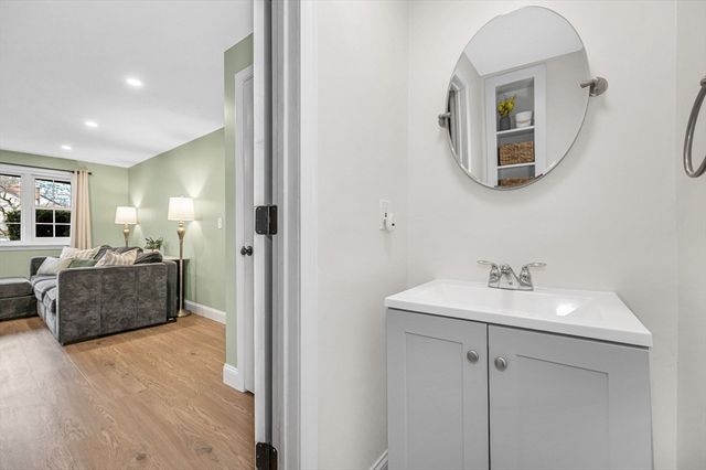 71 Kennedy Dr 71, Chelmsford, MA 01863