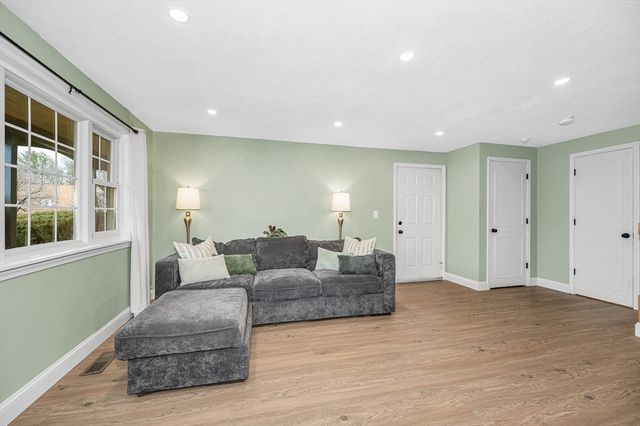 71 Kennedy Dr 71, Chelmsford, MA 01863