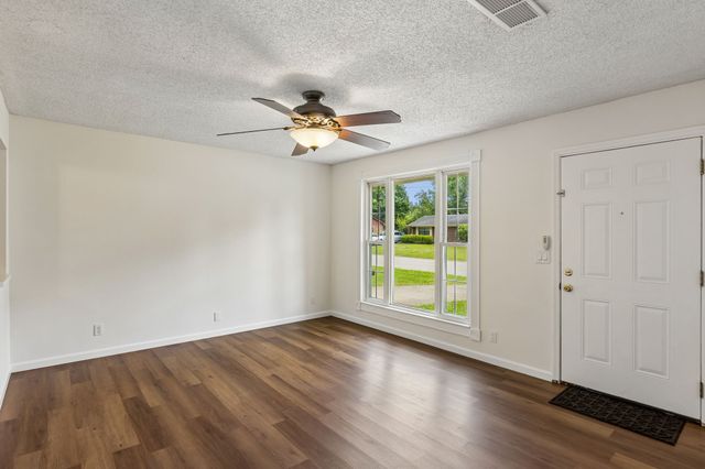 4337 Central Valley Dr, Hermitage, TN 37076