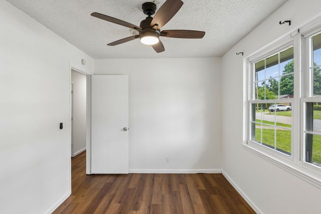 4337 Central Valley Dr, Hermitage, TN 37076