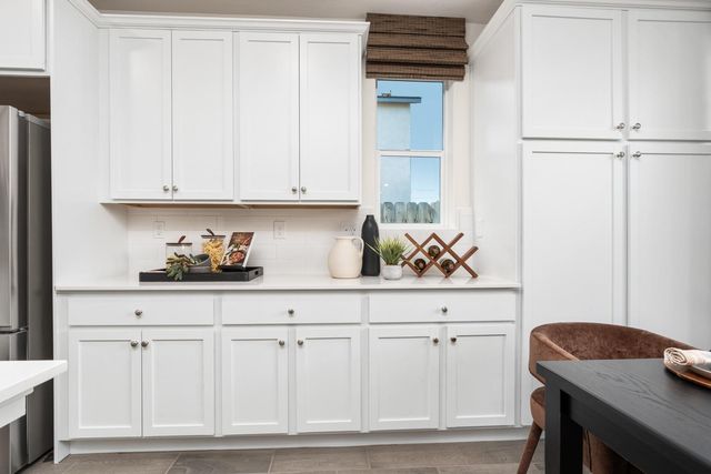 6592 E Clingstone Drive, Fresno, CA 93727