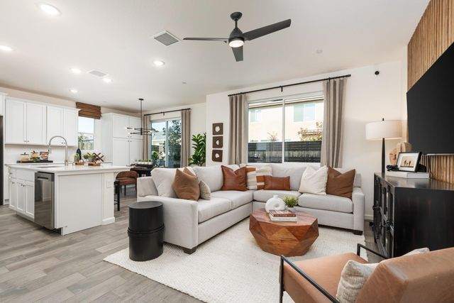 6592 E Clingstone Drive, Fresno, CA 93727