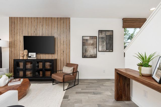 6592 E Clingstone Drive, Fresno, CA 93727