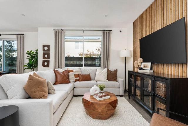 6592 E Clingstone Drive, Fresno, CA 93727