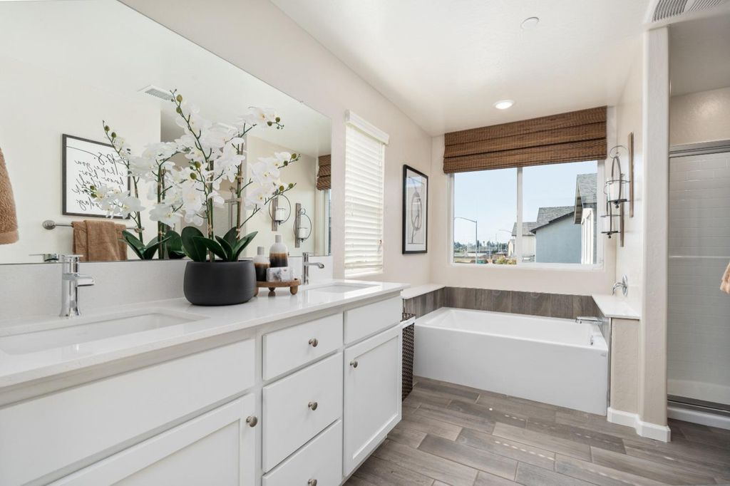 Image 34 of property listing at 6592 E Clingstone Drive, Fresno, CA 93727