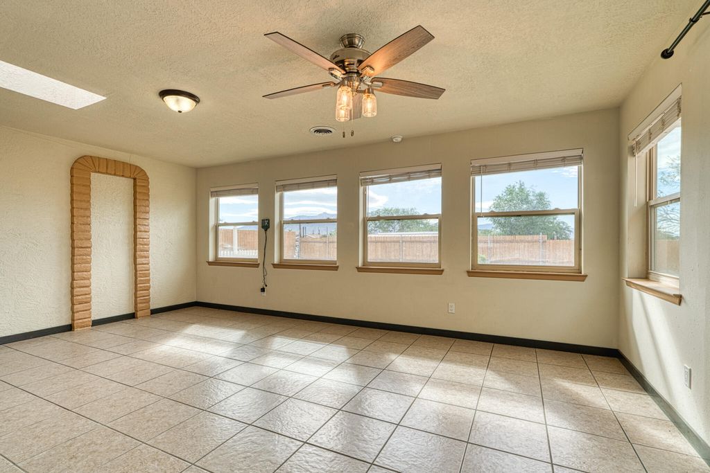Image 11 of property listing at 508 LAS MARIAS Drive SE, Rio Rancho, NM 87124
