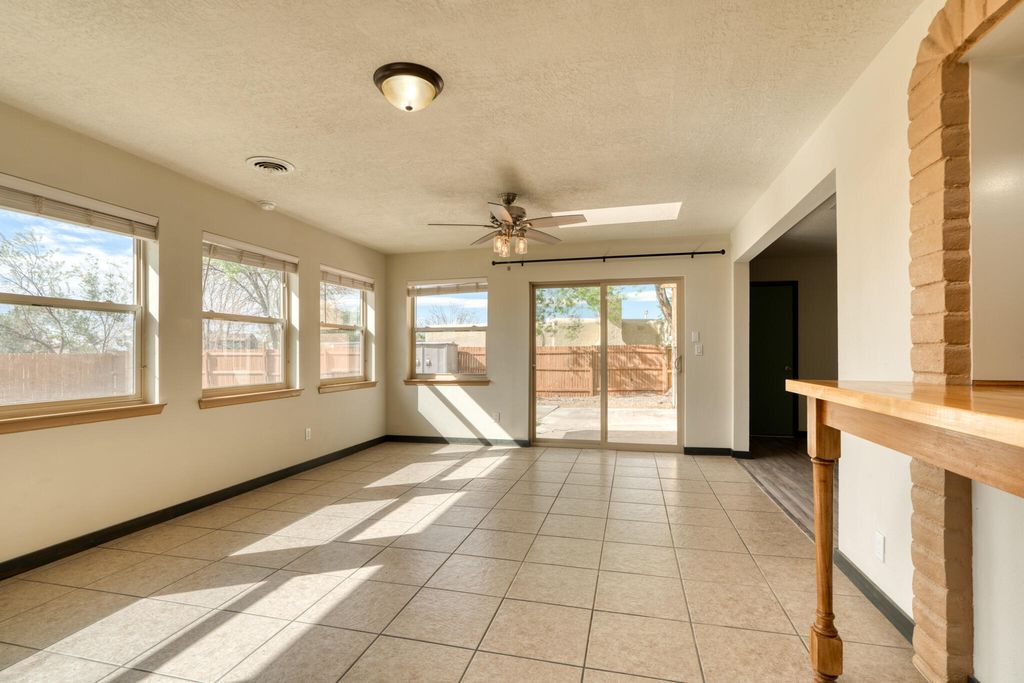 Image 12 of property listing at 508 LAS MARIAS Drive SE, Rio Rancho, NM 87124