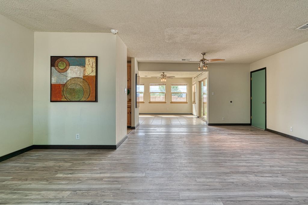 Image 4 of property listing at 508 LAS MARIAS Drive SE, Rio Rancho, NM 87124