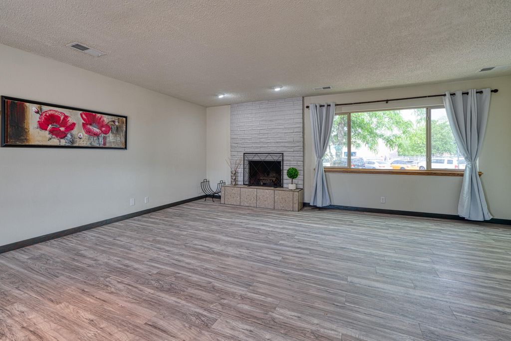 Image 5 of property listing at 508 LAS MARIAS Drive SE, Rio Rancho, NM 87124