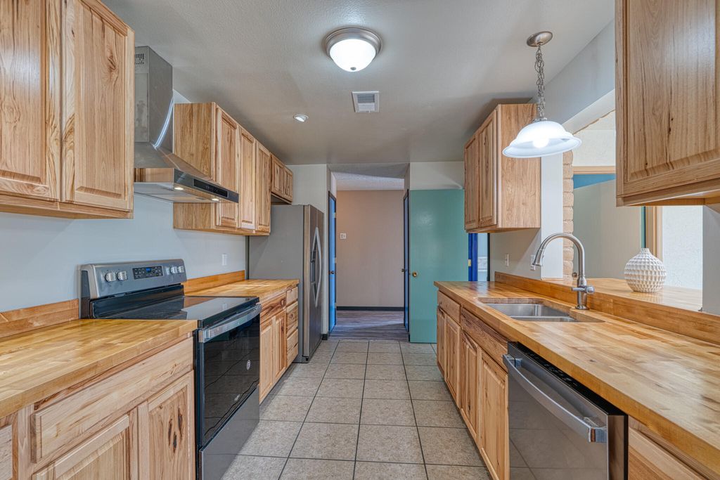 Image 7 of property listing at 508 LAS MARIAS Drive SE, Rio Rancho, NM 87124