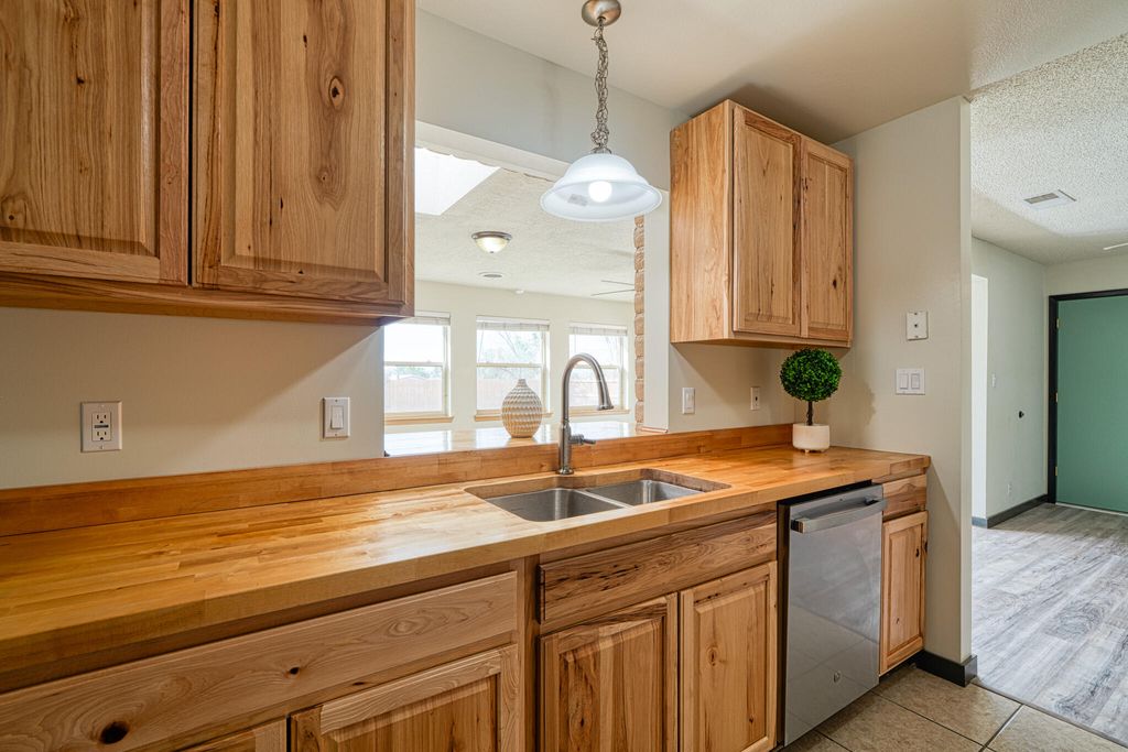 Image 9 of property listing at 508 LAS MARIAS Drive SE, Rio Rancho, NM 87124