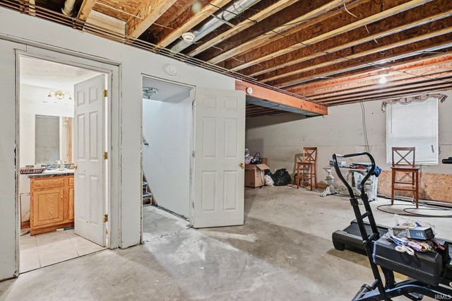 18185 SCARBOROUGH Lane, Elkhart, IN 46528