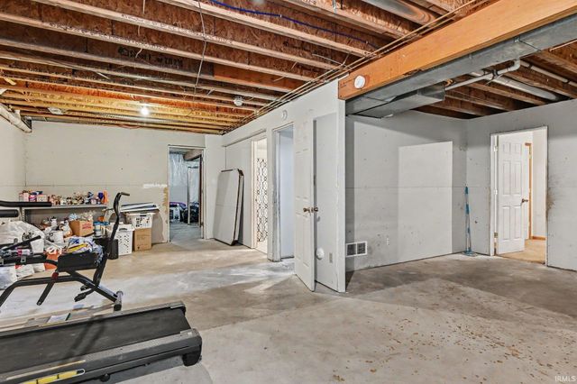 18185 SCARBOROUGH Lane, Elkhart, IN 46528