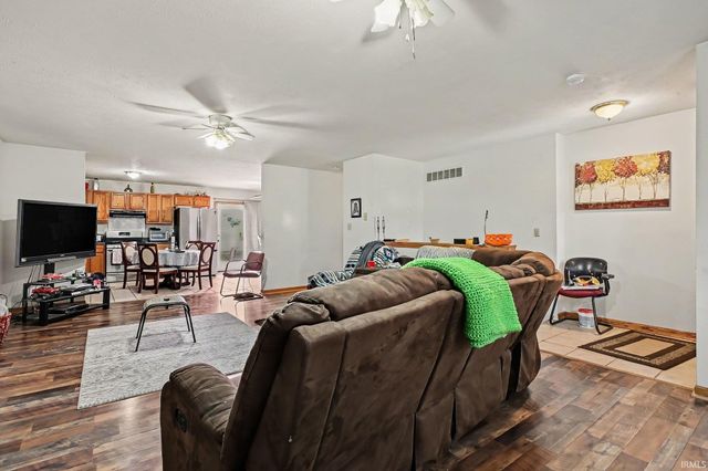 18185 SCARBOROUGH Lane, Elkhart, IN 46528