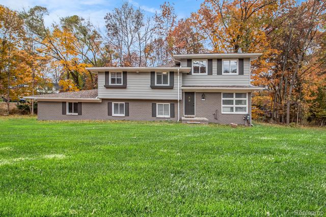 26557 Old Homestead Drive, Farmington, MI 48331