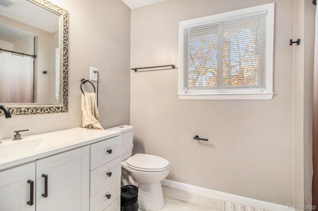 26557 Old Homestead Drive, Farmington, MI 48331