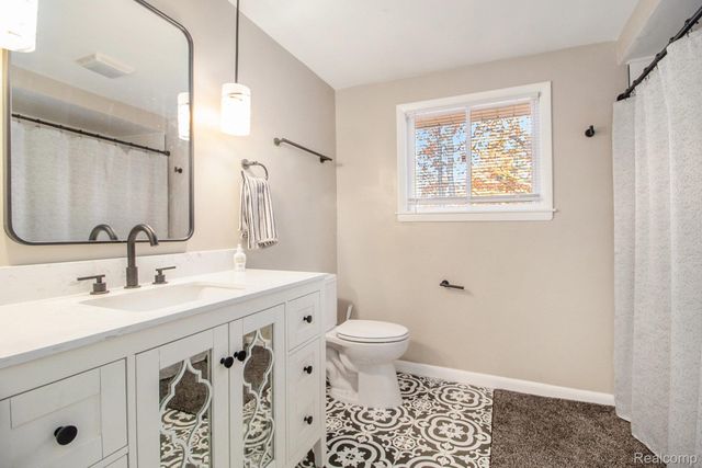 26557 Old Homestead Drive, Farmington, MI 48331