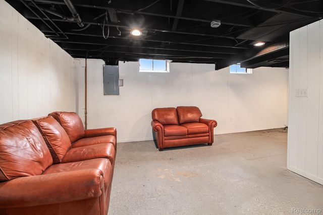 26557 Old Homestead Drive, Farmington, MI 48331