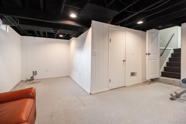 26557 Old Homestead Drive, Farmington, MI 48331