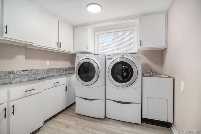 26557 Old Homestead Drive, Farmington, MI 48331