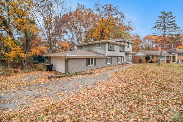 26557 Old Homestead Drive, Farmington, MI 48331