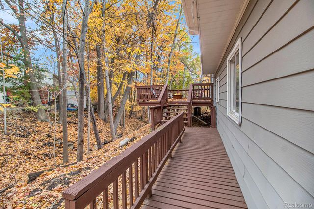 26557 Old Homestead Drive, Farmington, MI 48331