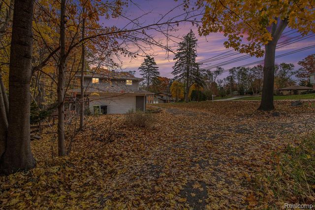 26557 Old Homestead Drive, Farmington, MI 48331