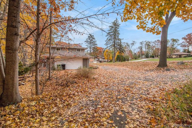 26557 Old Homestead Drive, Farmington, MI 48331