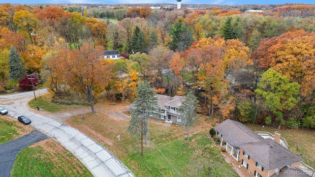 26557 Old Homestead Drive, Farmington, MI 48331