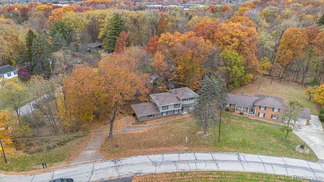 26557 Old Homestead Drive, Farmington, MI 48331