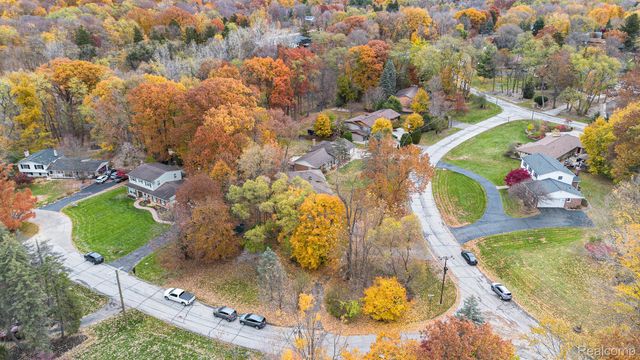 26557 Old Homestead Drive, Farmington, MI 48331